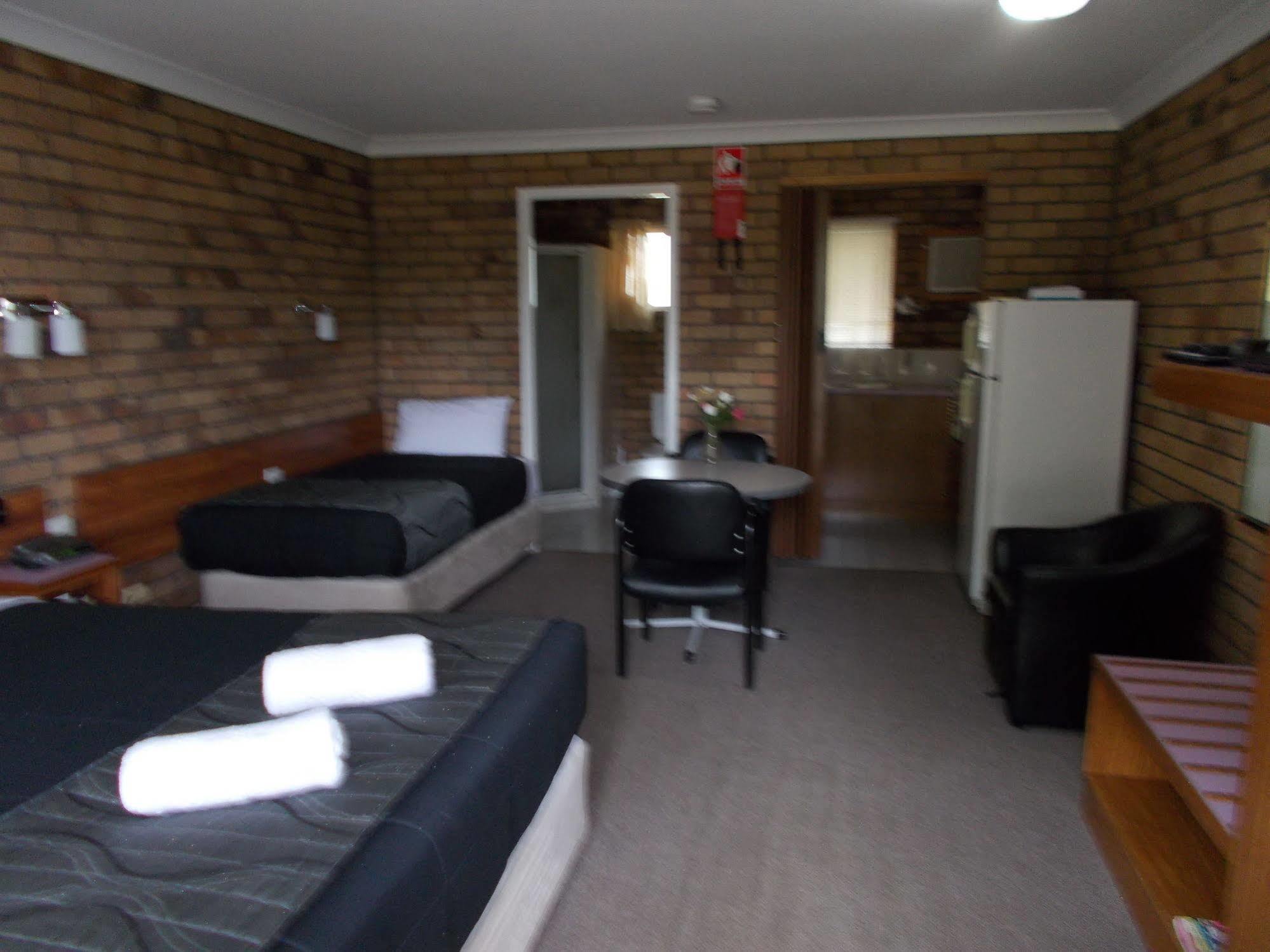 Park House Motor Inn Oakey Bagian luar foto
